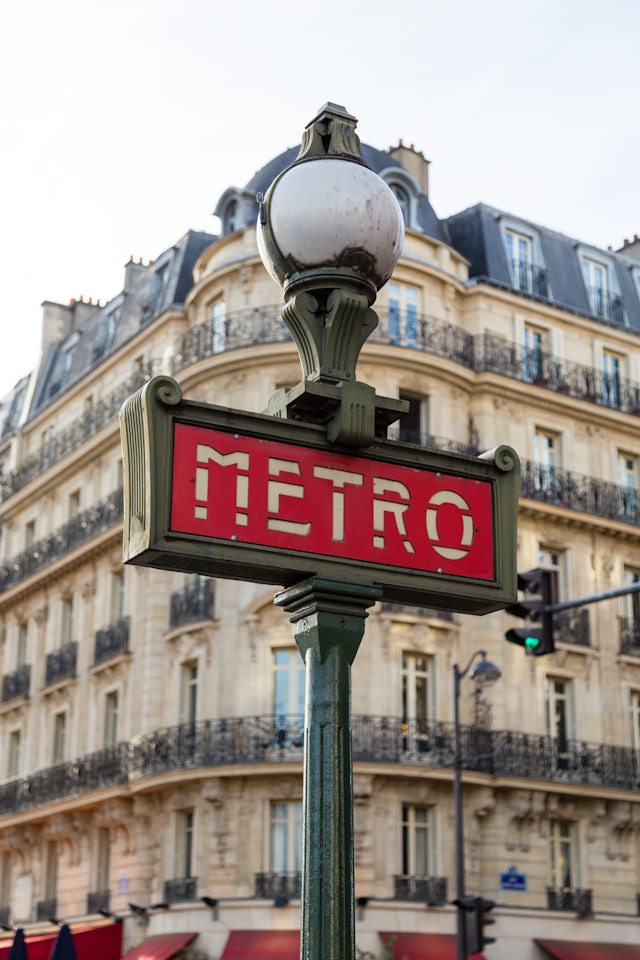 Photo de <a href="https://unsplash.com/fr/@sgabriel?utm_source=unsplash&utm_medium=referral&utm_content=creditCopyText">Sebastien Gabriel</a> sur <a href="https://unsplash.com/fr/photos/signalisation-routiere-du-metro-gyUVNafCIG8?utm_source=unsplash&utm_medium=referral&utm_content=creditCopyText">Unsplash</a>
      